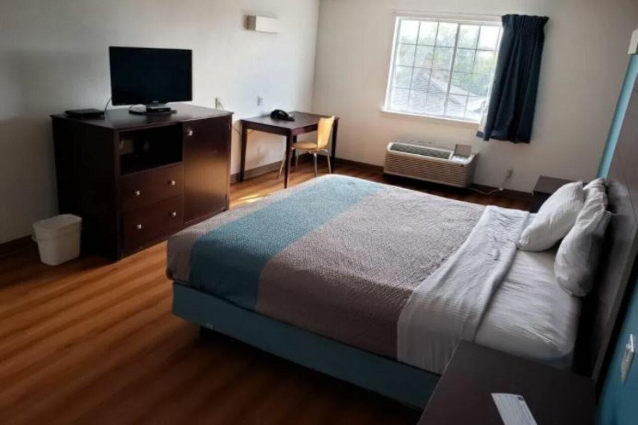 鲍尔奇斯普林斯6号汽车旅馆 外观 照片