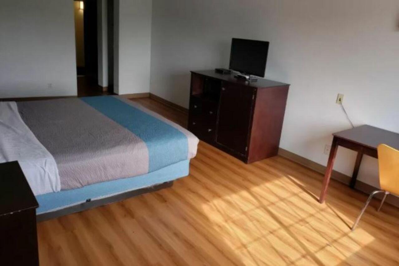 鲍尔奇斯普林斯6号汽车旅馆 外观 照片